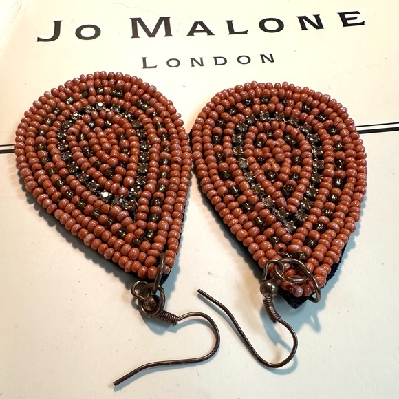 Mint Condition Large Beaded Drop Earrings Gold tone metal very Lightweight - Picture 6 of 6